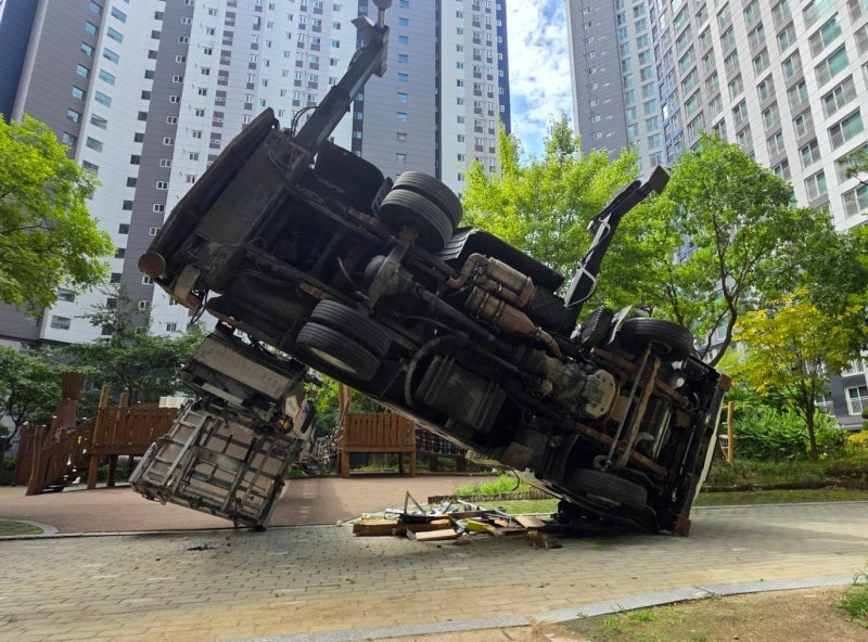 천안서 이삿짐 사다리차 넘어져, 초등생 중상
