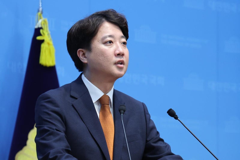 위기의 소수정당, 조국 이어 ‘黨진로 내분’ 이준석도 사퇴