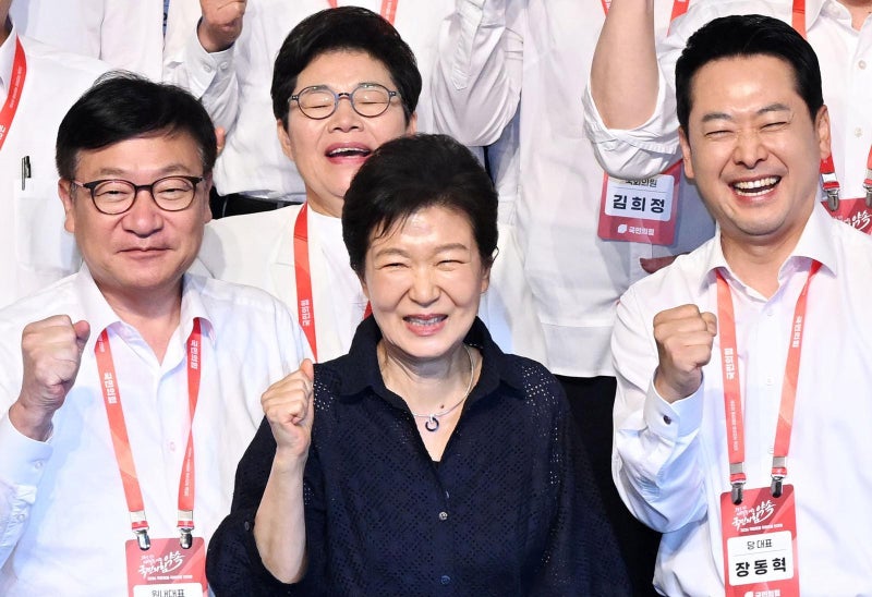 <b>박근혜</b> “국힘, 나비 되는 과정”…전원 기립박수 받아