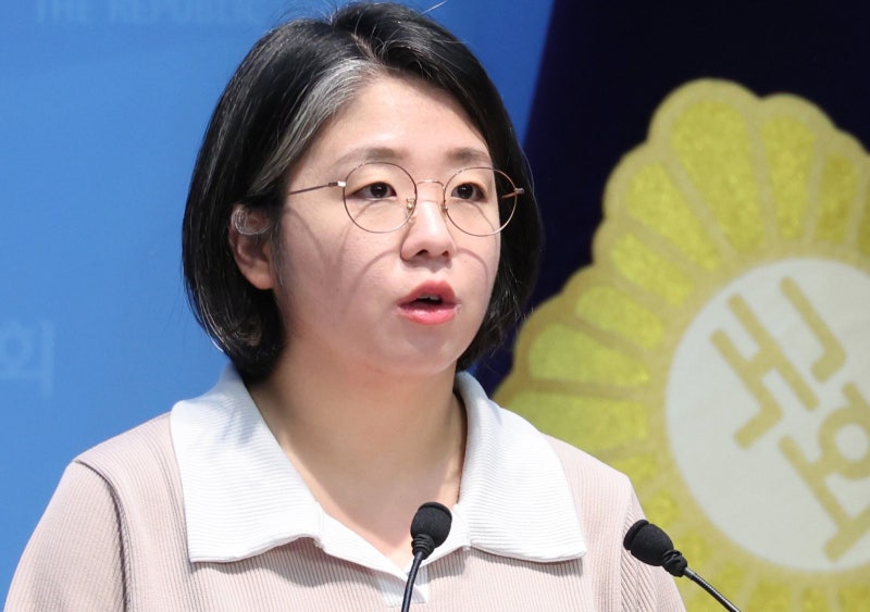 <b>용혜인</b>, 관례 깨고 비례의원직 유지할듯
