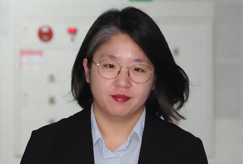<b>용혜인</b> ‘비례<b>의원직 유지</b>’ 질문에 묵묵부답