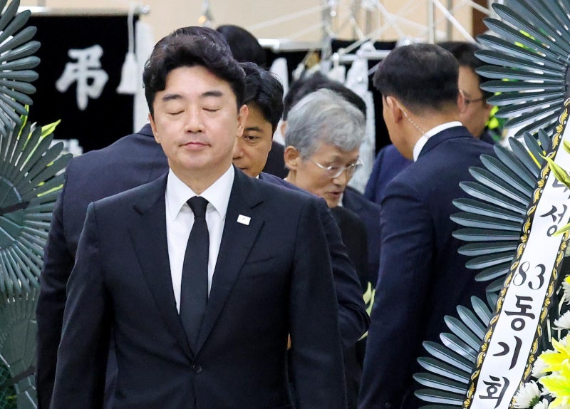 靑비서실장, 조희대 부친상 빈소 찾아