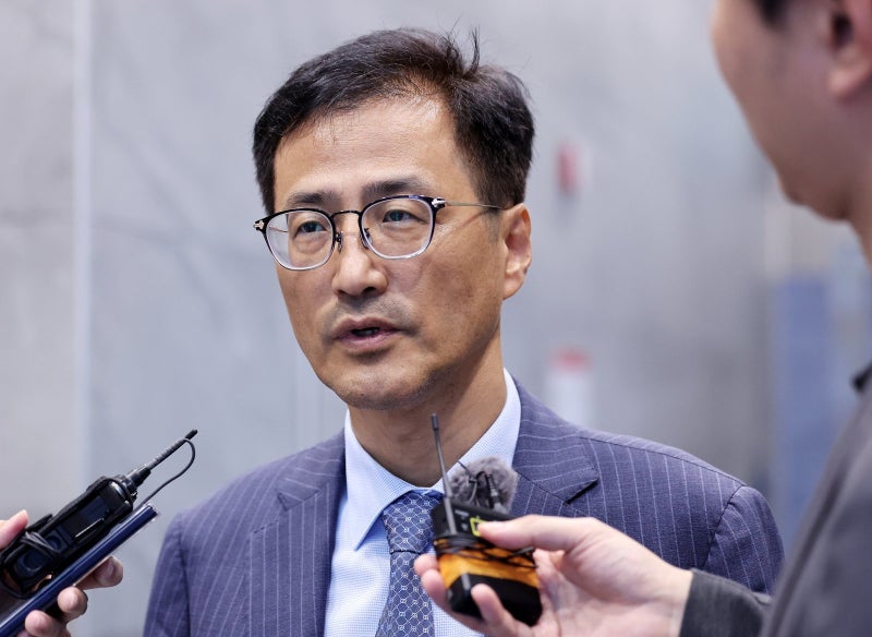 李, <b>선관위</b>특검 <b>특검보</b> 5명 <b>임명</b>…4명이 검사 출신