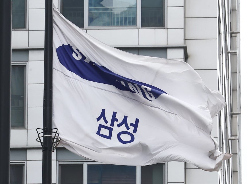 서울 서초구 삼성전자 사옥에서 삼성그룹 깃발이 바람에 펄럭이고 있다. 뉴스1 