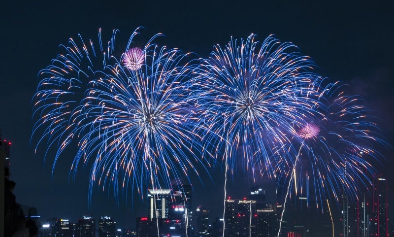 “명당 돗자리 30만원”…여의도 <b>불꽃축제</b> 암표 기승