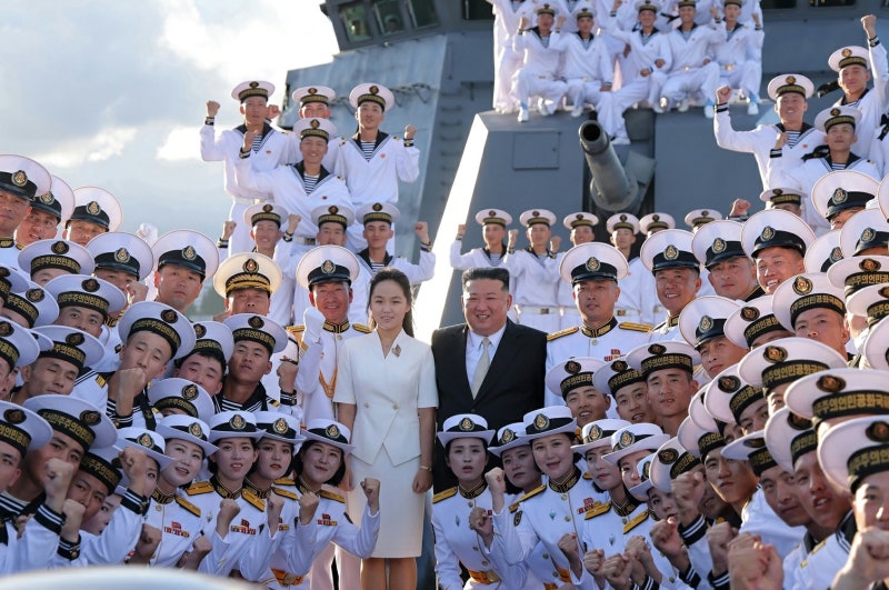 北 신형 구축함 ‘<b>강건호</b>’ 원산항 취역…<b>김정은</b>·김주애 축사