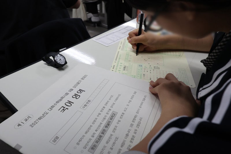 이번 <b>수능</b>, <b>N수생 20만 명</b> 육박…23년 만에 최대