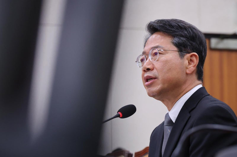 與 “<b>김승원</b>, 법무장관 <b>적임자</b>…소모적 의혹 제기 멈춰라”