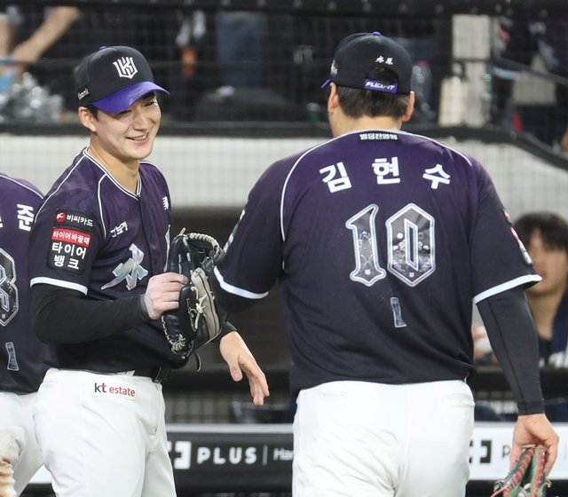 시즌 23번째 홀드를 기록한 KT 스기모토(왼쪽). 대전=뉴스1