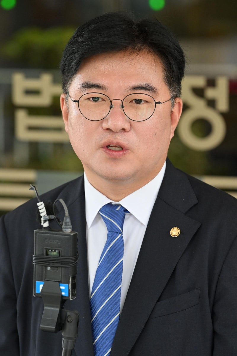 與 <b>정준호</b>, 정치자금법 위반 1심 벌금 1000만원…<b>의원</b>직 상실형