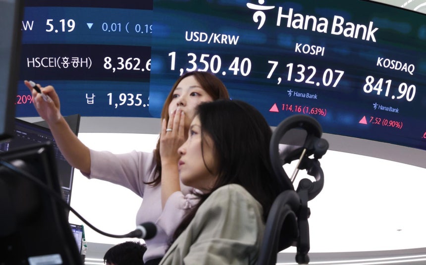 23일 오전 서울 중구 하나은행 본점 딜링룸 전광판에 증시 시황이 표시되어 있다. 2026.9.23 뉴스1