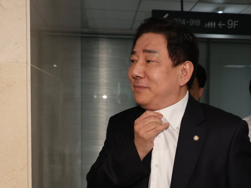 공천헌금 수수 등 13건에 달하는 의혹을 받는 무소속 김병기 의원이 7일 여의도 국회 의원회관을 나서고 있다.2026.09.07.뉴시스 