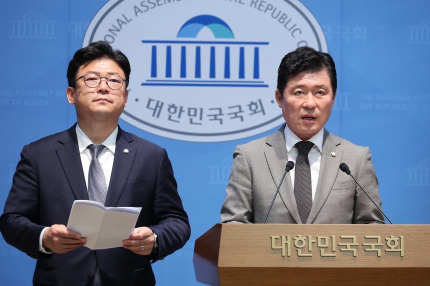 강명구,구자근 국민의힘 의원이 28일 서울 여의도 국회 소통관에서 영화‘암살자(들)’역사왜곡 규탄 기자회견을 하고 있다.2026.9.28 ⓒ 뉴스1 