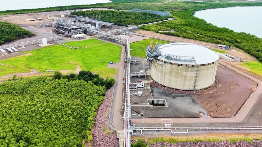 호주 북부 다윈에 위치한 다윈 액화천연가스(LNG) 플랜트의 모습.LNG 저장 탱크(오른쪽)와 액화 시설(왼쪽 위)이다.SK이노베이션 E&S 제공