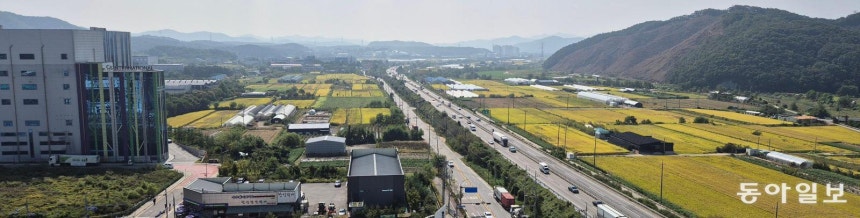  지난달 30일 오전 경기 용인시 처인구 이동읍과 남사읍 일원에 있는 용인 첨단시스템반도체 클러스터 국가산업단지 예정 부지를 북쪽에서 남쪽으로 바라본 모습.중앙에는 국도 45호선이 지나고 양쪽으로 논밭이 펼쳐져 있