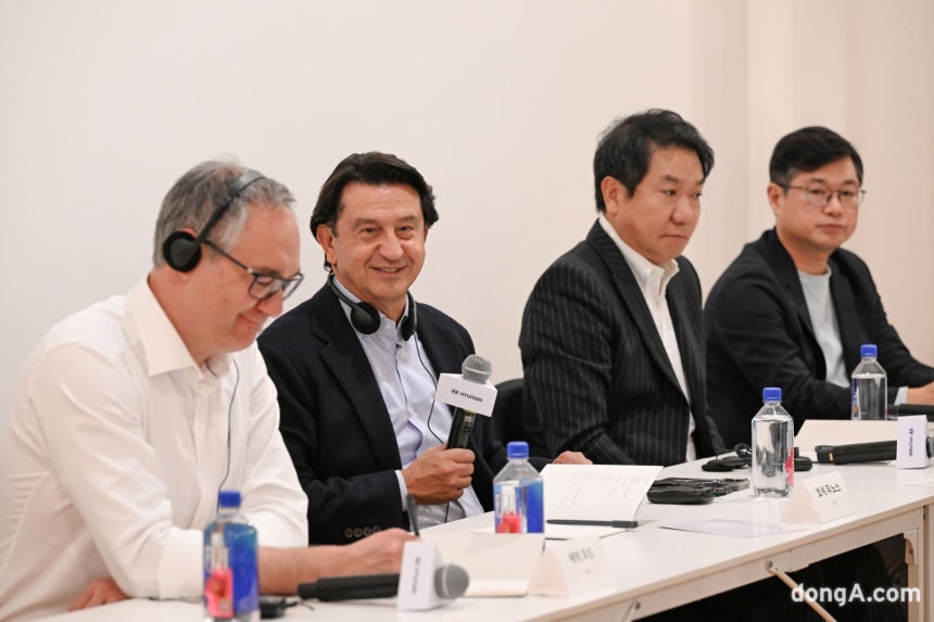 (왼쪽부터) 에릭우드 포티투닷(42dot) 제품경험담당 전무,호세 무뇨스 현대차 대표이사 사장,이상엽 현대제네시스글로벌디자인담당 부사장,정진환 R&D본부 차량개발2담당 전무