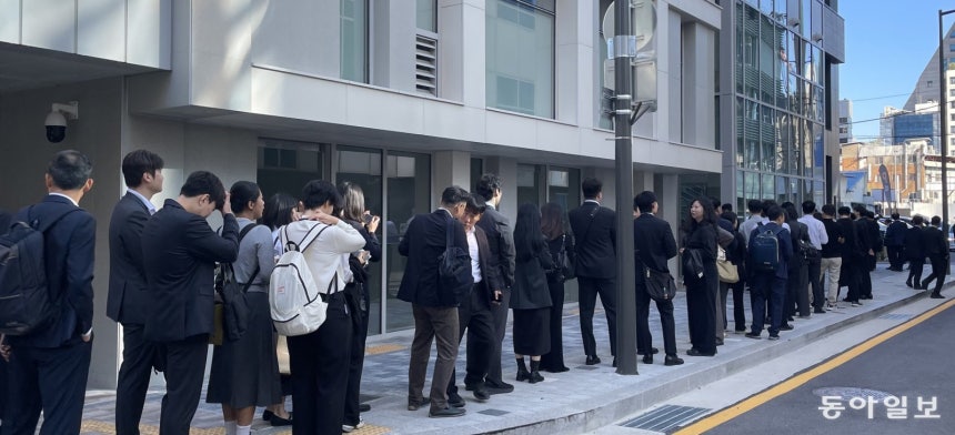 중수청 직원들 출근 줄만 200m 중대범죄수사청에선 직원 외 출입을 막으려 출입구를 하나로 정하면서 직원들이 200m가량 줄지어 출근했다.전영한 기자 ·오지예 인턴기자 서