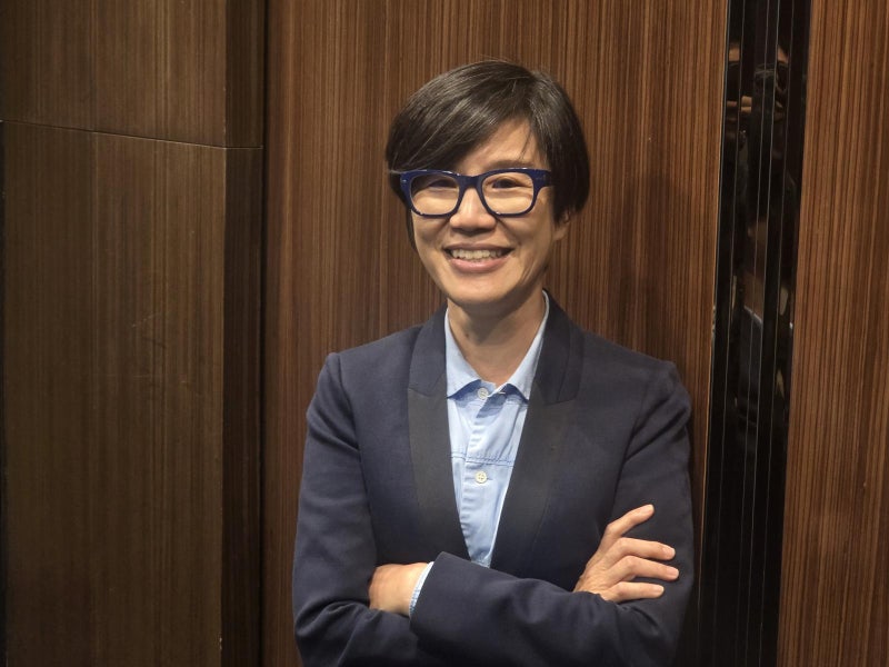 91세 전기톱 조각가 김윤신 삶 영화, 부국제 레드카펫에