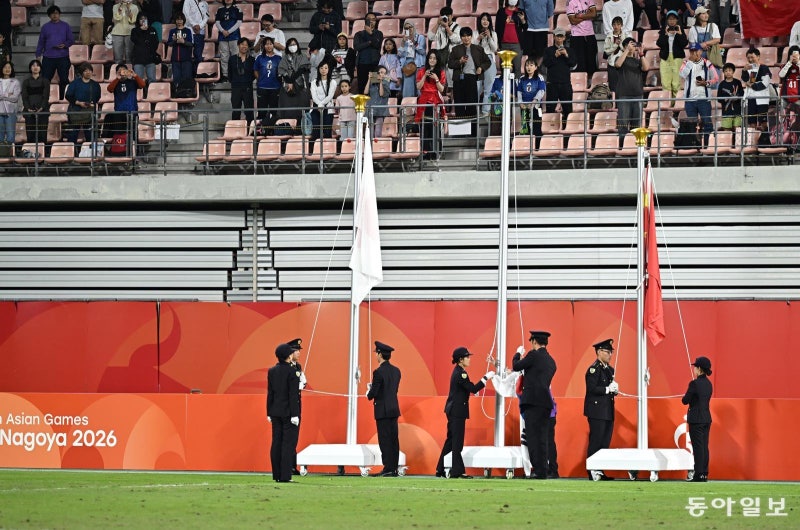 축구 시상식 태극기 안 올라가고, 폐회식 한국 기수도 틀려