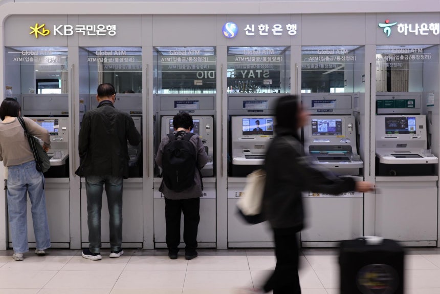 서초구 서울고속버스터미널에 개인정보가 유출된 신한·KB국민·하나 은행의 현금 자동 입출금기(ATM) 코너가 보이고 있다. 2026.10.04 서울=뉴시스