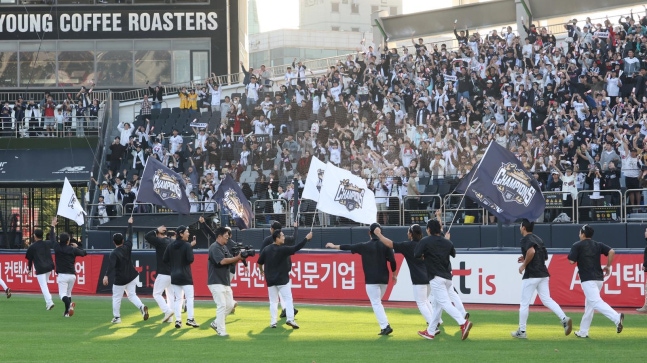 5일 오후 경기 수원시 장안구 KT위즈파크에서 열린 ‘2026 신한 SOL 뱅크 KBO리그’ 롯데 자이언츠와 KT 위즈의 경기 종료 후 KT 선수들이 기쁨을 나누고 있다. 2026.10.5 뉴스1