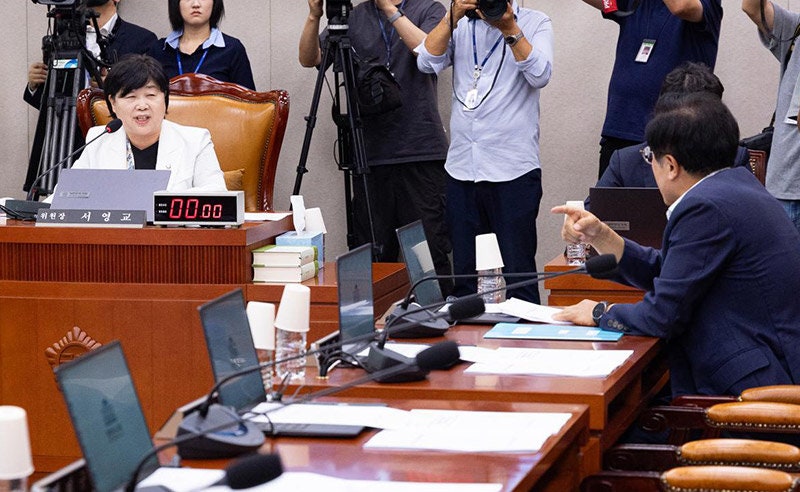 <b>서영교</b> “아주 조폭같다” vs <b>박형수</b> “여자 깡패구만”…<b>국감장 고성</b>
