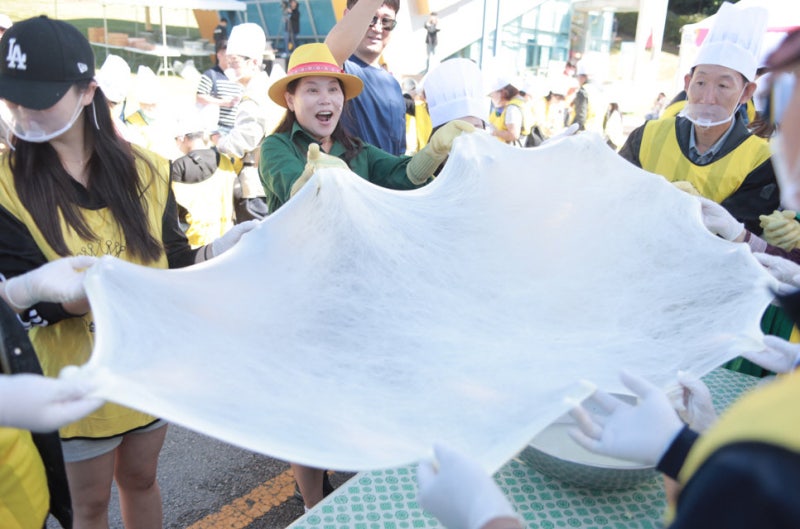“<b>치즈</b> 2000m 늘리기 가능할까”…이색 체험 가득 ‘<b>임실</b>N<b>치즈축제</b>’ 개...