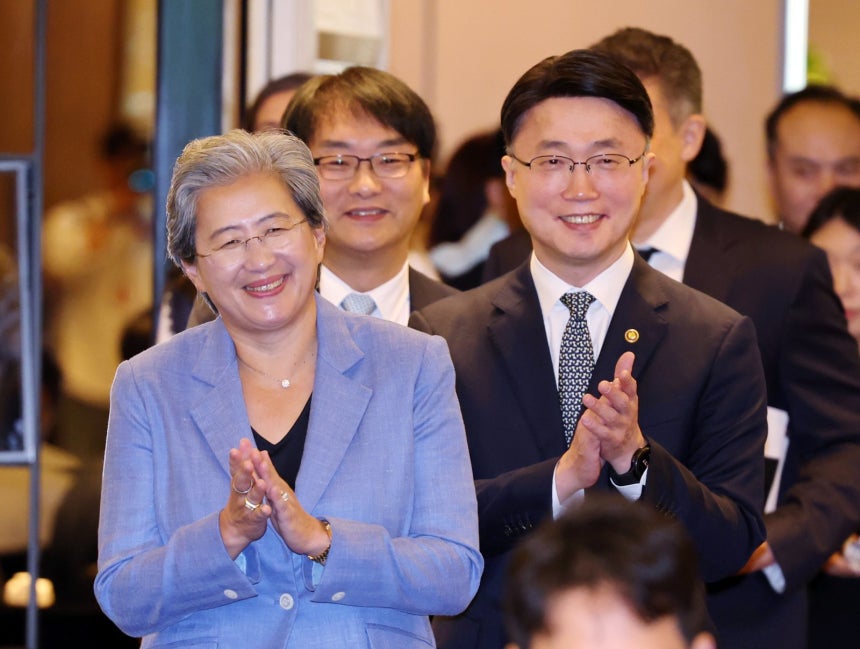 리사 수 AMD 최고경영자(CEO·왼쪽)와 류제명 과학기술정보통신부 2차관이 7일 서울 종로구 포시즌스호텔에서 인공지능(AI)반도체 기업 라운드테이블에 입장하며 박수를 치고 있다.수 CEO는 연내 한국에 AI 연구