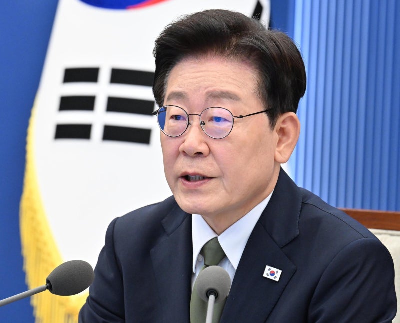 李, 밤 12시-새벽 1시20분에도 SNS 글…이틀에 한번꼴 한밤 올려