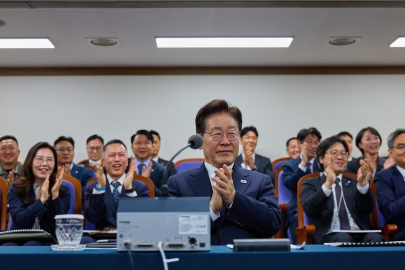 국산 <b>극초음속</b> 미사일 첫 <b>시험발사</b> 성공…李대통령 참관