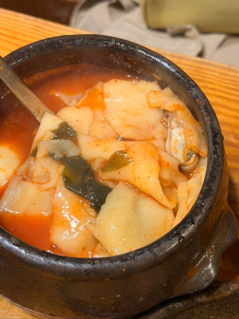 굴 한 점에 바다 감칠맛 가득… 찬 바람 녹이는 얼큰수제비[김도언의 너희가 노포를 아느냐]
