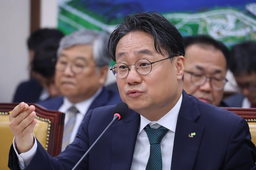 이성훈 한국토지주택공사 사장이 12일 서울 여의도 국회에서 열린 국토교통위원회의 한국토지주택공사 등에 대한 국정감사에서 의원 질의에 답변하고 있다.2026.10.12 뉴스1