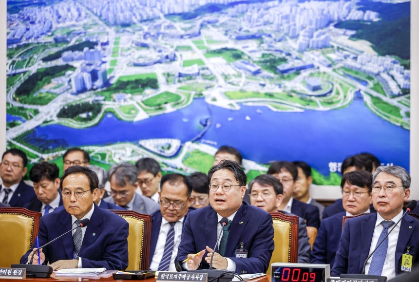 이성훈 한국토지주택공사 사장이 12일 서울 여의도 국회에서 열린 국회 국토교통위원회의 한국토지주택공사 등에 대한 국정감사에서 질문에 답하고 있다.2026.10.12 서울=뉴시스