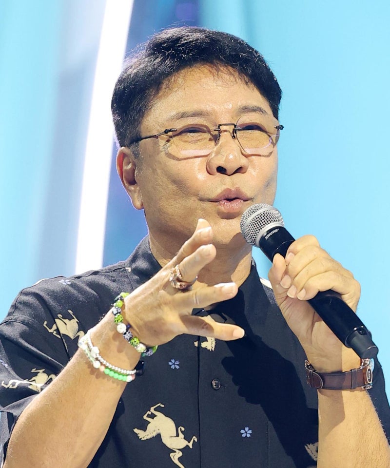 3년만에 국내 복귀 이수만, K팝 남녀그룹 공개