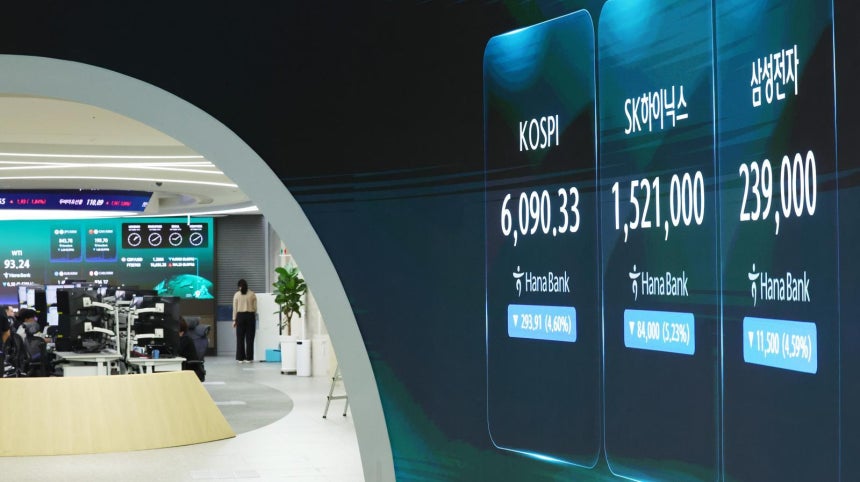 코스피가 198.16포인트(3.10%) 내린 6186.08로 개장한 13일 서울 중구 하나은행 본점 딜링룸 전광판에 코스피 등이 표시돼 있다. 2026.10.13 서울=뉴시스