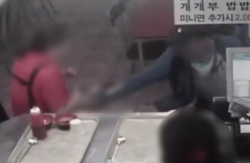“인천 <b>칼부림</b> 50대, 양손에 테이프로 흉기 묶고 곳곳서 휘둘러”