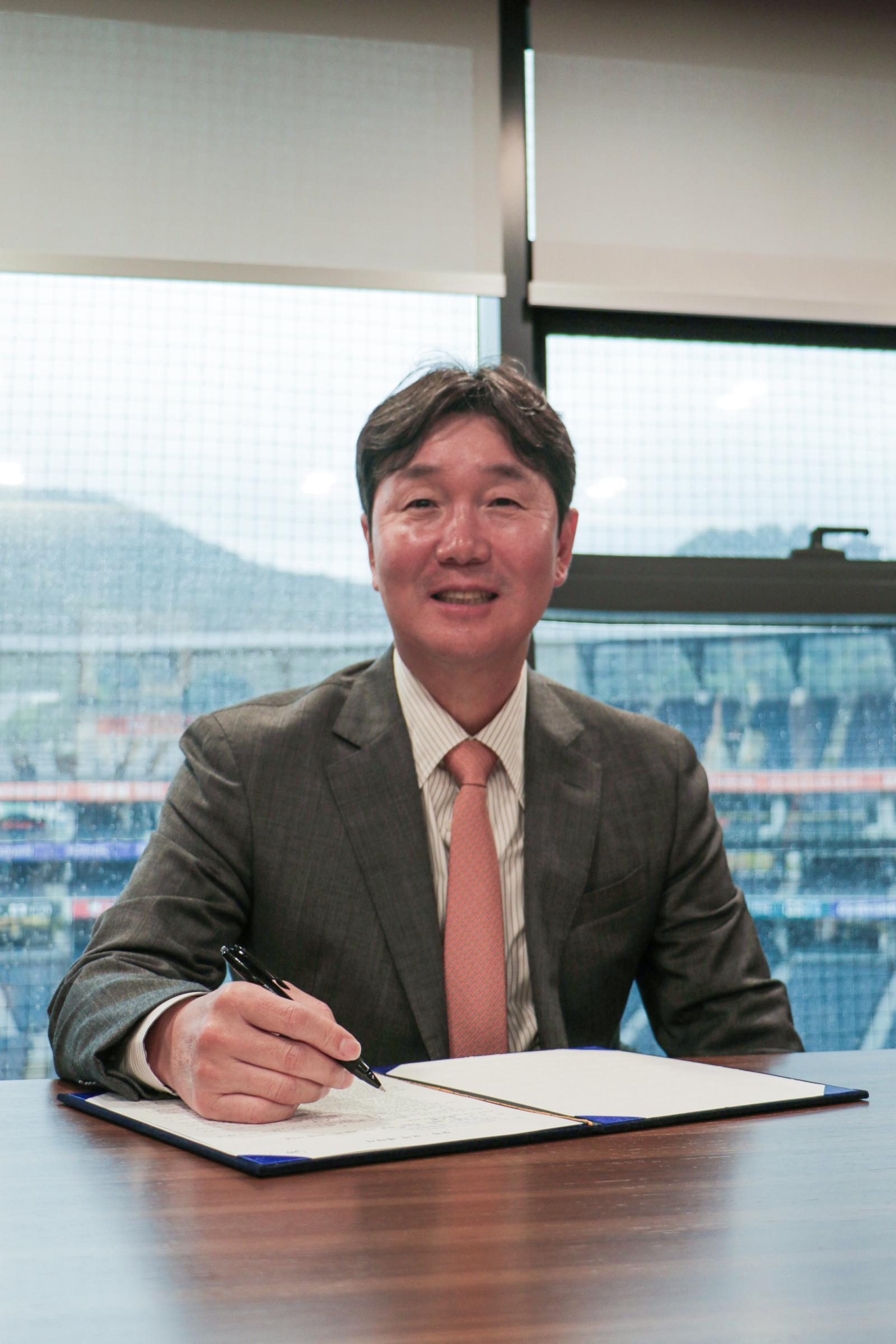 <b>한화</b>, 새 사령탑 <b>류지현</b> 대표팀 <b>감독</b>…3년 총액 20억원