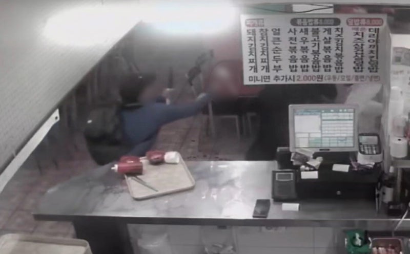 양손에 흉기 묶은 50대, 식당가 돌며 무차별 공격 … 시민이 제압