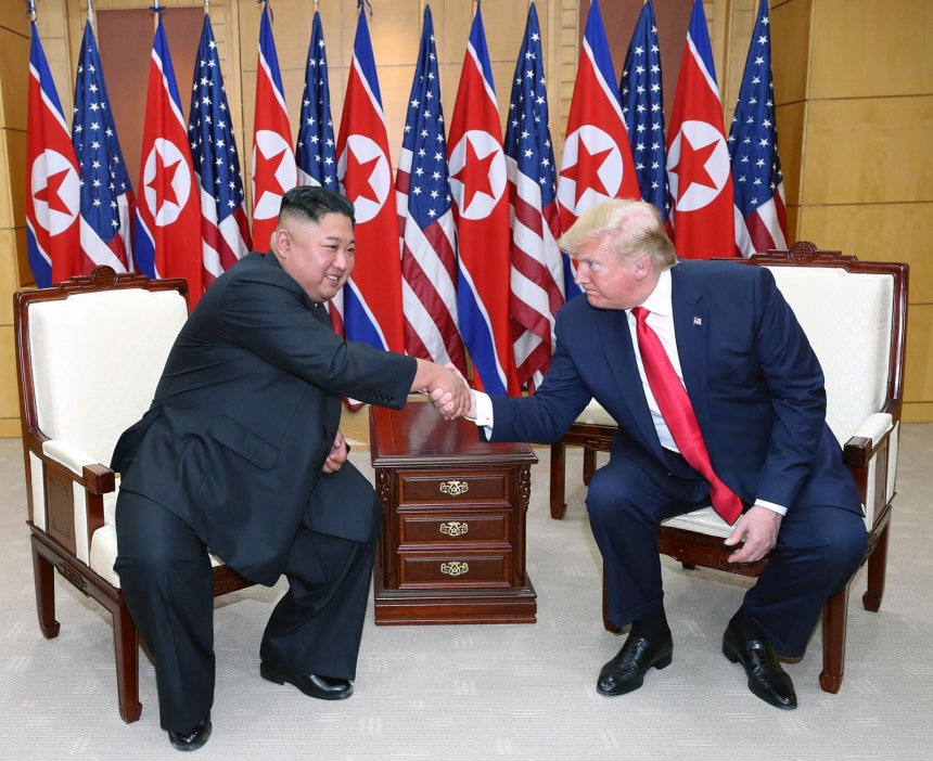 도널드 트럼프 미국 대통령이 김정은 북한 국무위원장과 2019년 6월 30일 판문점 자유의집에서 대화를 나누고 있다. 청와대사진기자단