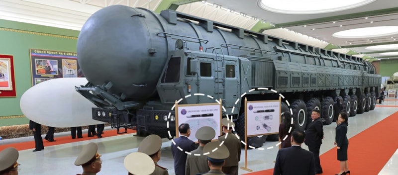 北, 다탄두 ICBM-신형 SLBM 대거 공개… ‘美본토-남미 타격’ 세계지도로 대미 시위