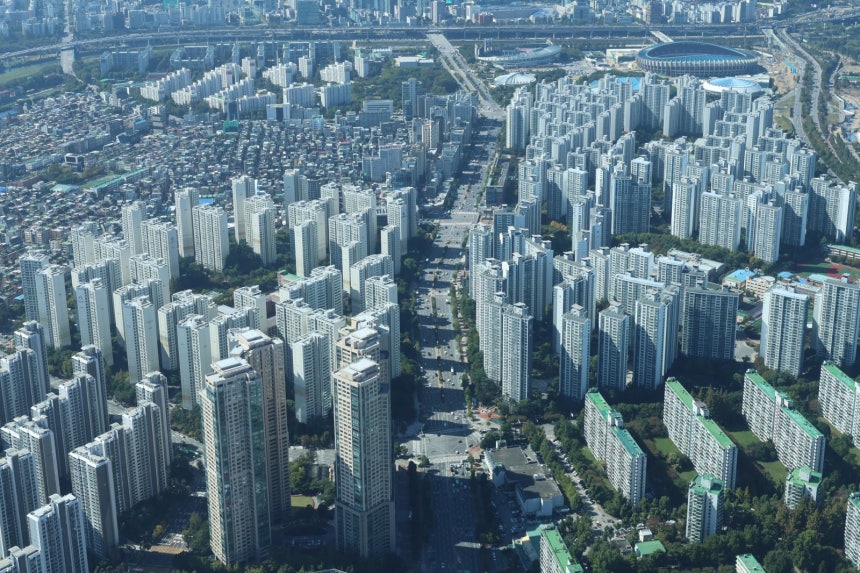 서울 아파트값 상승 폭이 6주 만에 커지면서 87주 연속 오름세를 이어갔다. 강남·서초구의 낙폭이 줄어든 가운데 서울 외곽과 경기 남부 주요 지역의 상승세가 지속됐다. 사진은 8일 서울 송파구 롯데월드타워 서울스카이
