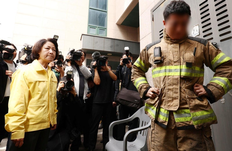 ‘소방 <b>재정 빨대</b>’ <b>발언</b> <b>추미애</b>, 소방관 5명 부상 화재현장 방문