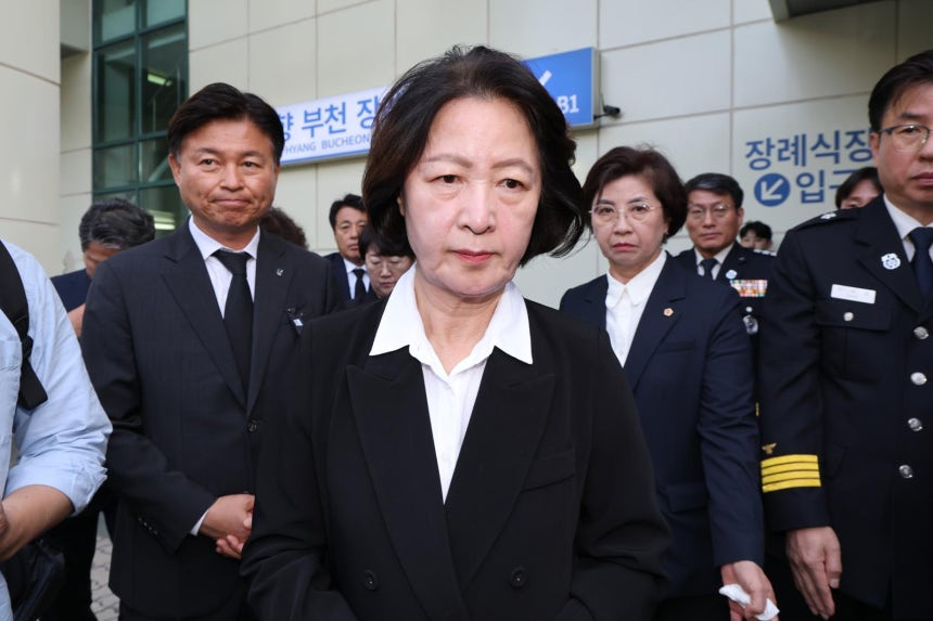 추미애 경기도지사가 17일 경기 부천시 순천향대학교 병원 장례식장에 마련된 부천 도장공장 화재 사망 소방관의 빈소 조문을 마친 뒤 장례식장을 나서고 있다. 2026.10.17. 부천=뉴시스