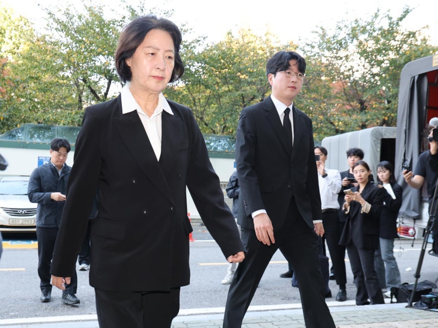  추미애 경기도지사가 17일 경기 부천시 순천향대학교 병원 장례식장에 마련된 부천 도장공장 화재 사망 소방관의 빈소에 들어서고 있다. 2026.10.17. 뉴시스 