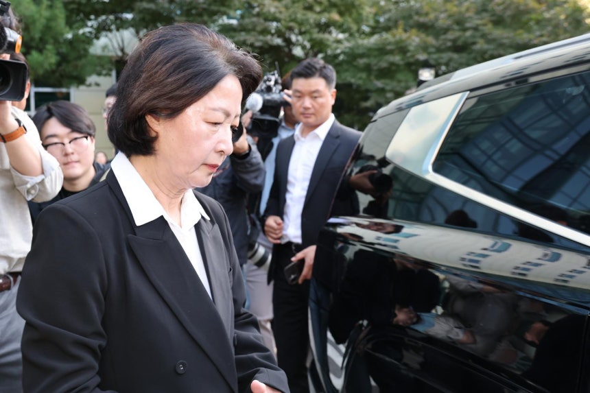 추미애 경기도지사가 17일 경기 부천시 순천향대학교 병원 장례식장에 마련된 부천 도장공장 화재 사망 소방관의 빈소 조문을 마친 뒤 장례식장을 나서고 있다. 2026.10.17. 뉴시스 