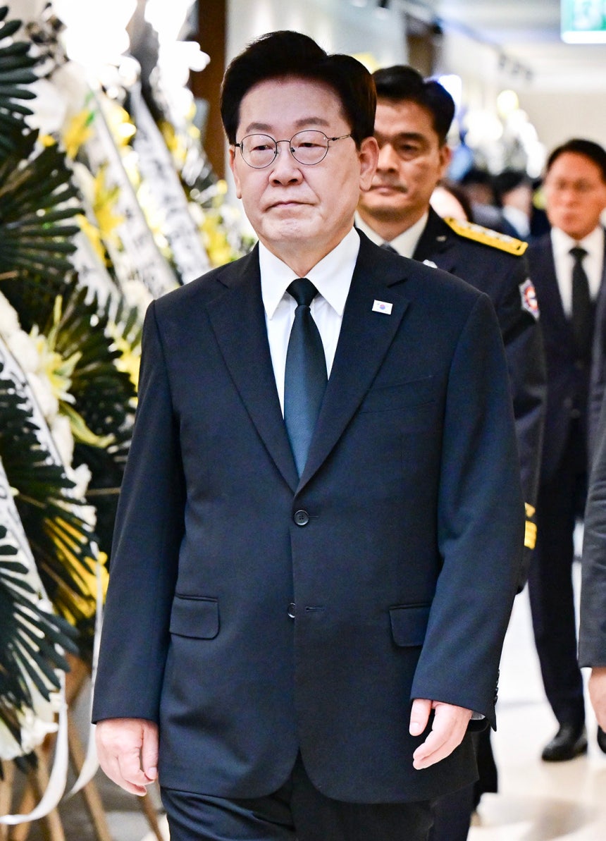 이재명 대통령이 17일 경기도 부천 공장 화재 현장에서 순직한 고 김진석 소방위의 빈소를 조문하기 위해 들어서고 있다. (청와대통신사진기자단) 2026.10.17. 