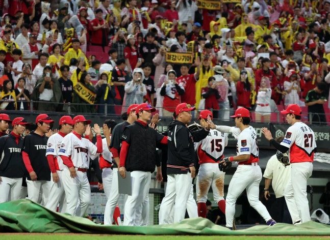 18일 오후 전남광주 기아챔피언스필드에서 열린 프로야구 2026 신한 SOL KBO 포스트시즌 준플레이오프 2차전 LG 트윈스와 KIA 타이거즈의 경기, 6대3 승리를 거둔 KIA 선수들이 기쁨을 나누고 있다. 2026.10.18 ⓒ 뉴스1