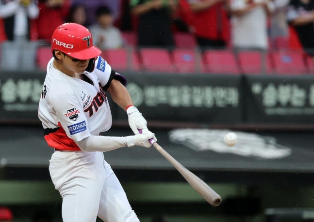 18일 오후 전남광주 기아챔피언스필드에서 열린 프로야구 2026 신한 SOL KBO 포스트시즌 준플레이오프 2차전 LG 트윈스와 KIA 타이거즈의 경기, KIA 김도영이 7회말 무사 2루 상황 진루타를 때리고 있다. 2026.10.18/뉴스1