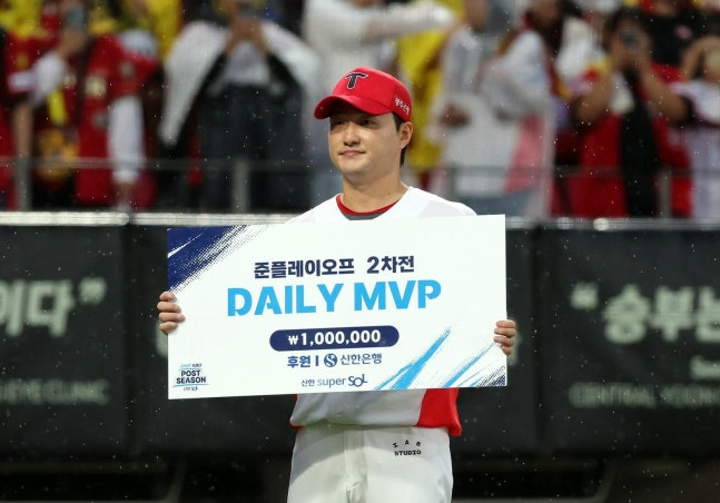 18일 오후 전남광주 기아챔피언스필드에서 열린 프로야구 2026 신한 SOL KBO 포스트시즌 준플레이오프 2차전 LG 트윈스와 KIA 타이거즈의 경기, 6대3 승리를 거둔 KIA 마무리 전상현이 데일리 MVP에 선정된 뒤 기념 촬영을 하고 있다. 2026.10.18 ⓒ 뉴스1