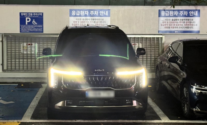 ‘소방관 조문’ <b>김민석</b> 탄 차량, <b>응급</b>환자 전용<b>구역 주차</b> 논란